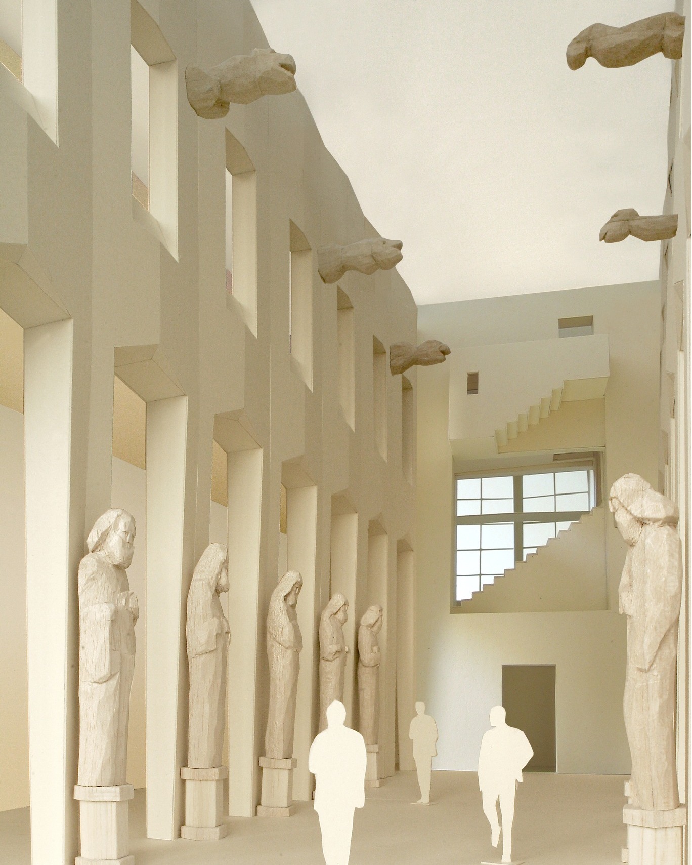 Dieser Alternativtext wurde KI-generiert: Architektonisches Modell eines Innenraums mit skulpturalen Figuren und einer Treppe. Die Darstellung wirkt hell und minimalistisch, mit zahlreichen vertikalen Elementen.