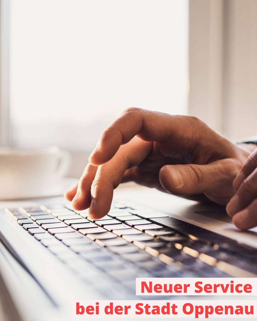 Dieser Alternativtext wurde KI-generiert: Eine Hand tippt auf eine Laptop-Tastatur. Im Vordergrund befindet sich ein roter Schriftzug auf weißem Hintergrund.