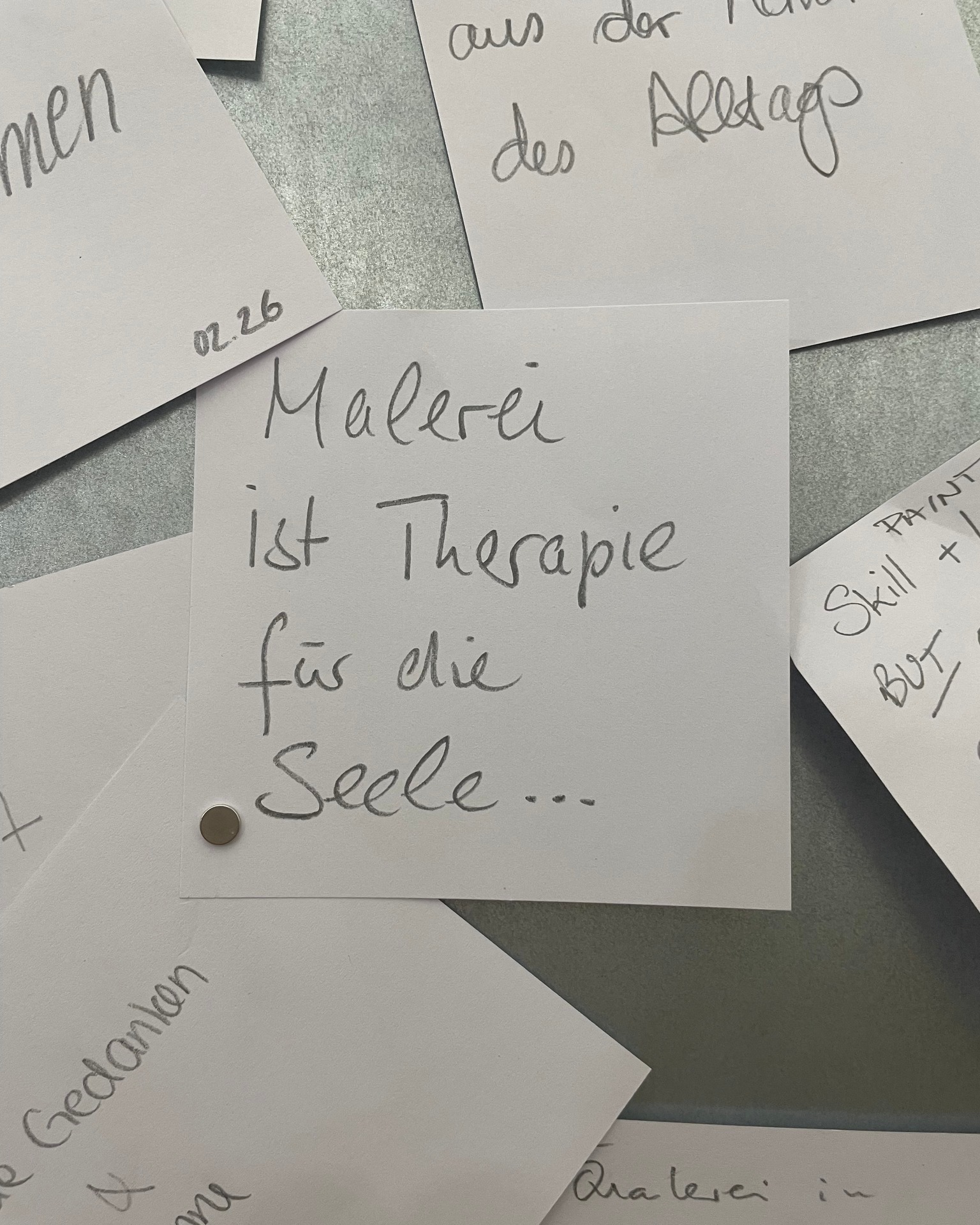Dieser Alternativtext wurde KI-generiert: Mehrere handbeschriebene Zettel liegen übereinander. Auf den Zetteln sind handschriftliche Notizen und Worte zu sehen.