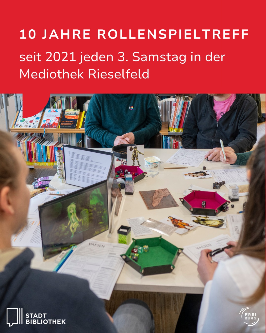 Dieser Alternativtext wurde KI-generiert: Eine farbige Aufnahme zeigt Menschen, die an einem Tisch sitzen und sich mit einem Spiel beschäftigen. Im Hintergrund stehen Bücherregale, und ein Text kündigt ein zehnjähriges Jubiläum an.