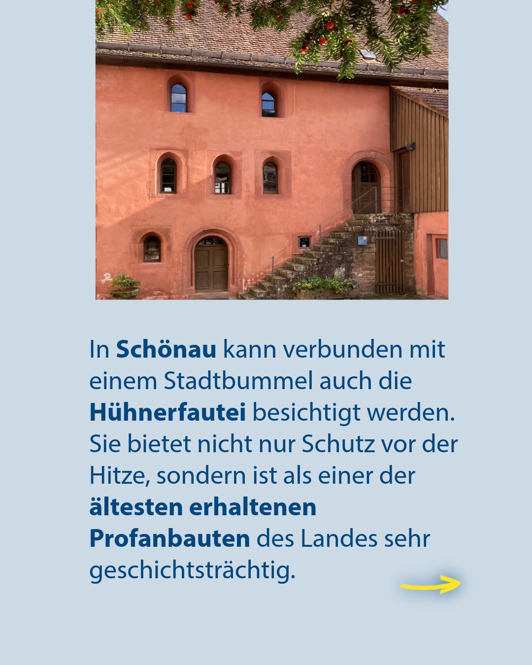Oben ist die rötliche Fassade der Hühnerfautei in Schönau zu sehen, die über mehrere Bogenfenster und eine steinerne Außentreppe verfügt. Darunter befindet sich ein Textblock, der das Gebäude als einen der ältesten erhaltenen Profanbauten des Landes beschreibt. (KI-Alternativtext)