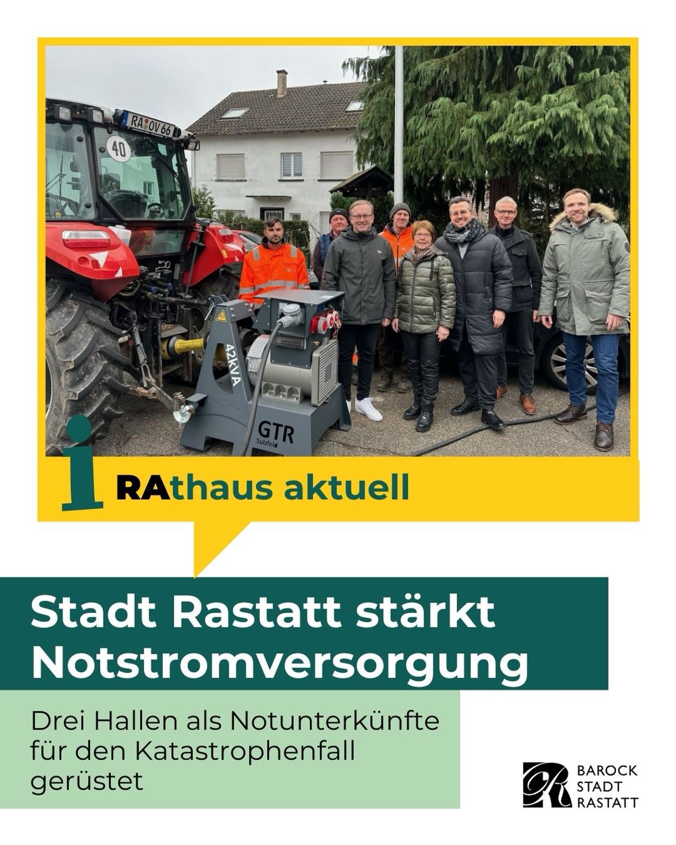 Dieser Alternativtext wurde KI-generiert: Ein rotes Landmaschinenfahrzeug steht im Vordergrund, während eine Gruppe von Menschen im Hintergrund posiert. Das Bild ist farbig und enthält Text und Logos.