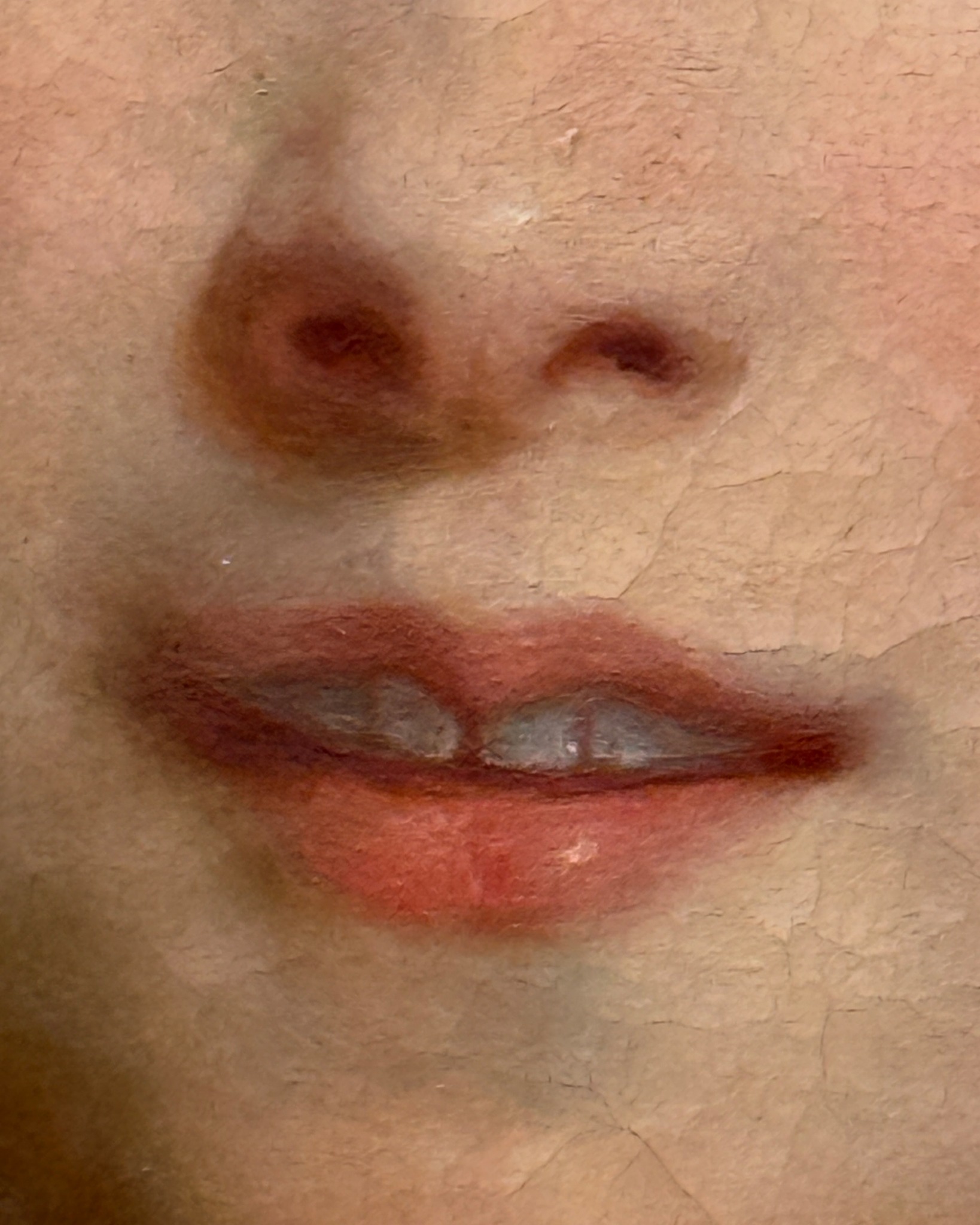 Nahaufnahme eines Gesichts, das als Gemälde auf rauer, rissiger Oberfläche dargestellt ist. Sichtbar sind eine Nase und ein Mund mit roten Lippen, der leicht geöffnet ist und Zähne zeigt. (KI-Alternativtext)