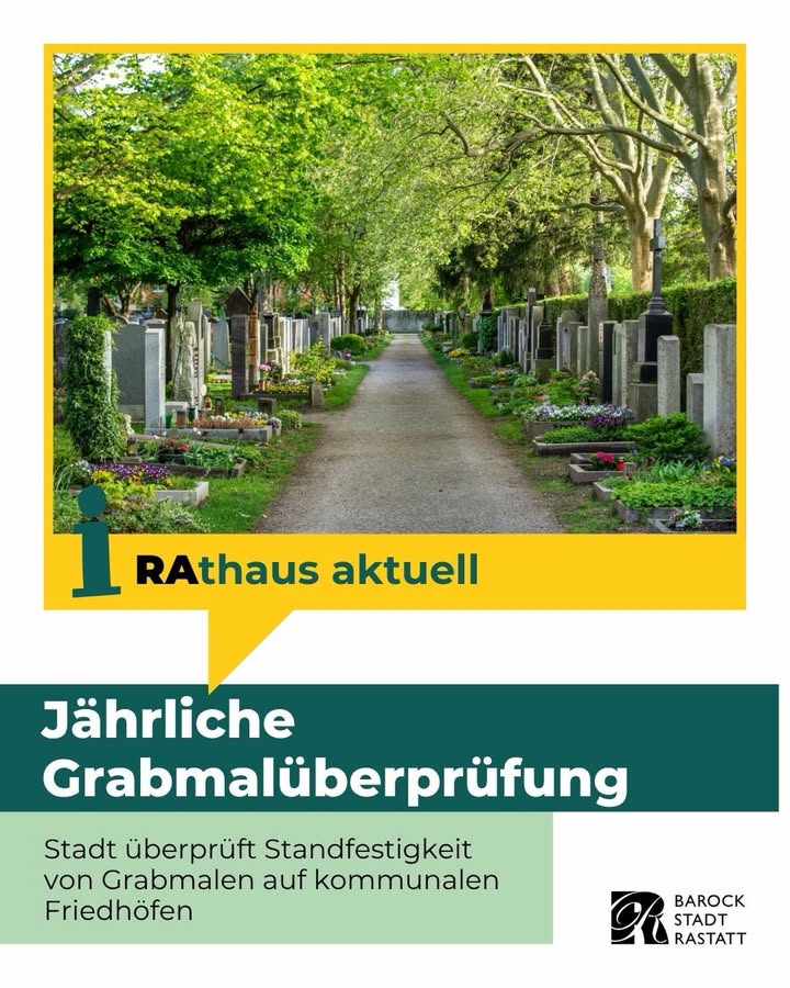 Ein gepflasterter Weg führt durch einen Friedhof mit Gräbern und blühenden Pflanzen, gesäumt von Bäumen. Darunter steht: „Rathaus aktuell – Jährliche Grabmalüberprüfung. Stadt überprüft Standfestigkeit von Grabmalen auf kommunalen Friedhöfen.“ Rechts unten das Logo der Stadt Rastatt. (KI-Alternativtext)