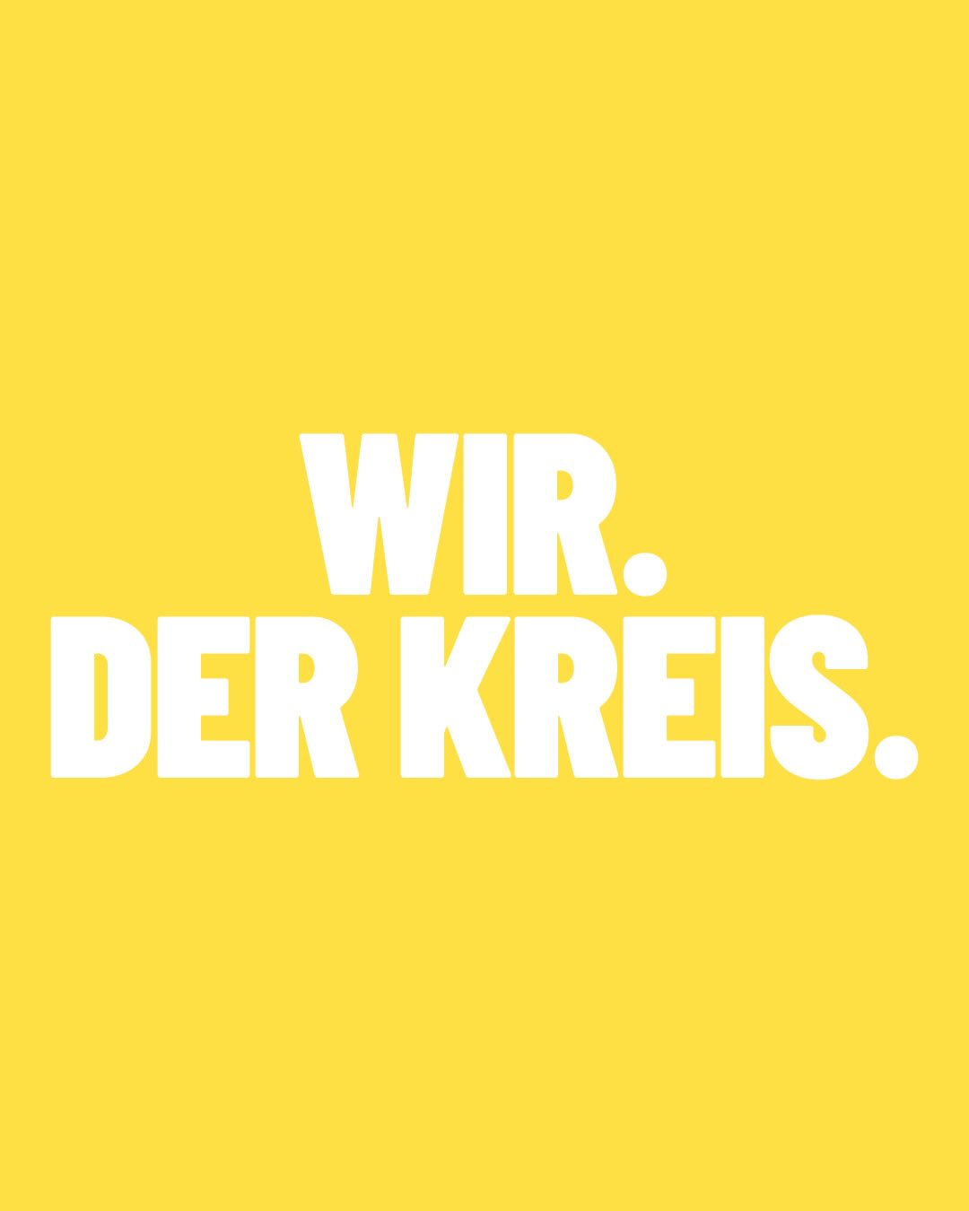 Dieser Alternativtext wurde KI-generiert: Gelber Hintergrund mit weißem Text. Der Text lautet 'WIR. DER KREIS.' und ist zentriert angeordnet.