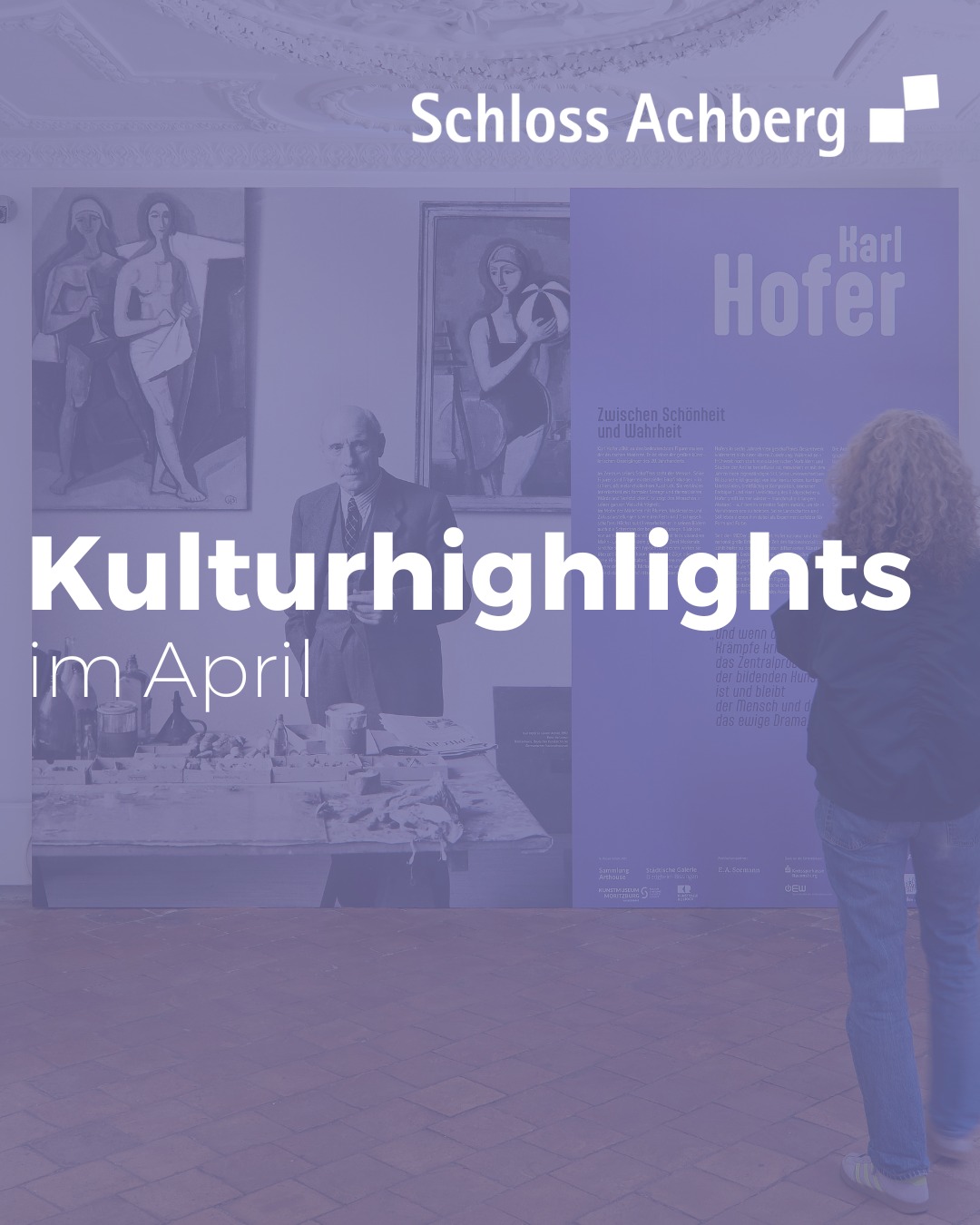 Dieser Alternativtext wurde KI-generiert: Ein Innenraum mit Kunstwerken an den Wänden und einer Person, die sich den Ausstellungsstücken zuwendet. Es ist ein schwarz-weißes Foto mit violetten Farbtönen.