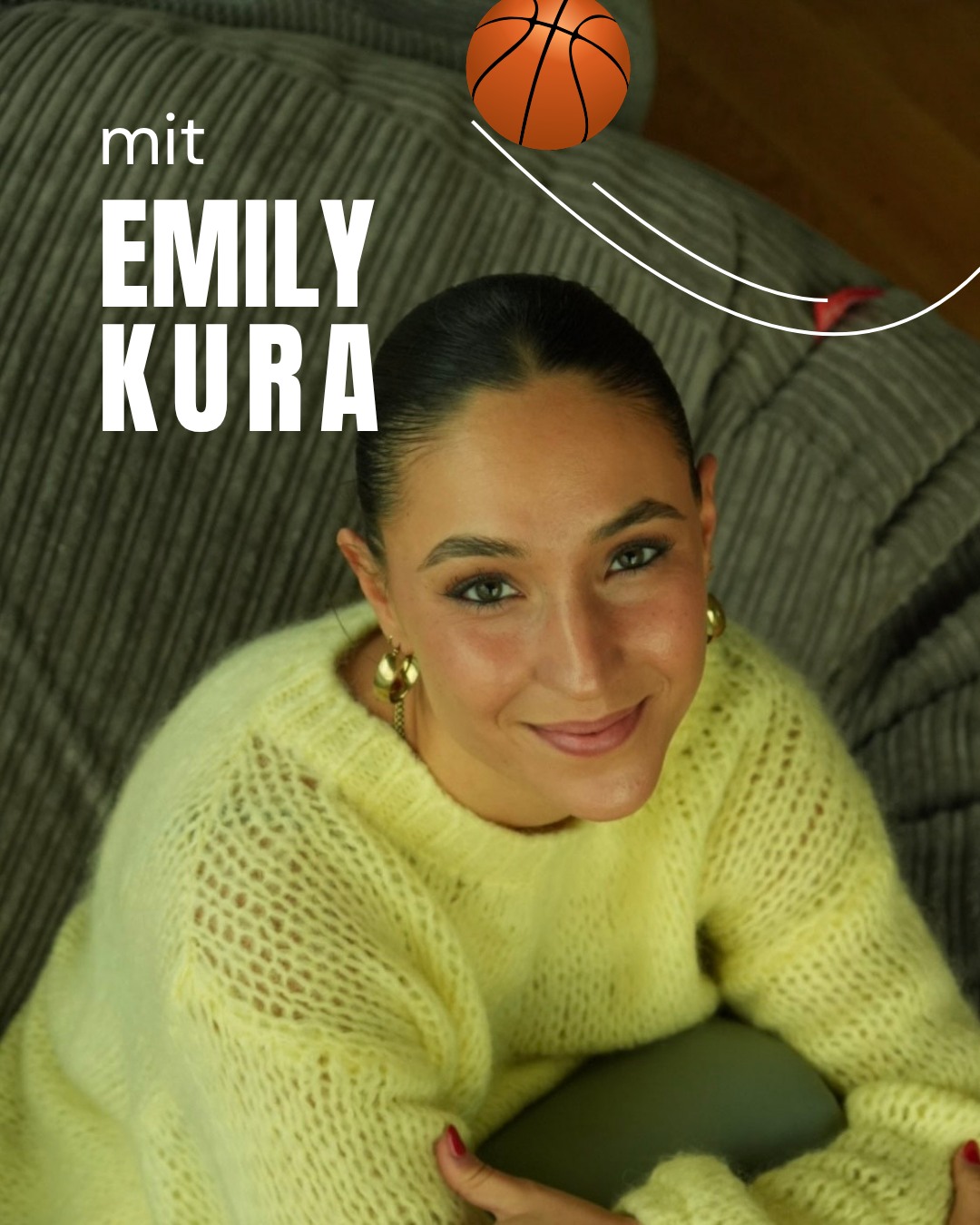 Eine Person in einem gelben Strickpullover lächelt in die Kamera, im Hintergrund ein Basketball und der Text „mit EMILY KURA“. (KI-Alternativtext)