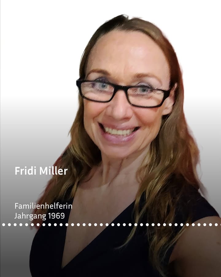 Frau mit langen, offenen Haaren in einem dunklen Oberteil. Text auf dem Bild: "Fridi Miller, Familienhelferin, Jahrgang 1969." Der Hintergrund ist hellgrau.