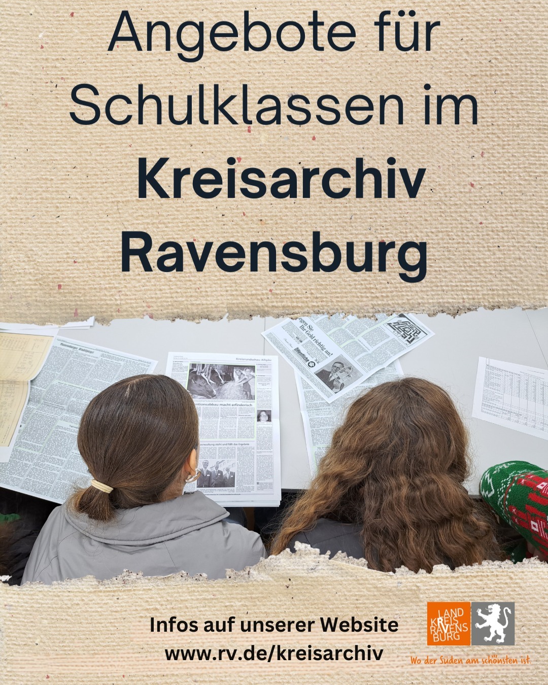 Zwei Schülerinnen sind über Zeitungen auf einem Tisch gebeugt. Text im Bild: Angebote für Schulklassen im Kreisarchiv Ravensburg. Infos auf unserer Website: www.rv.de/kreisarchiv