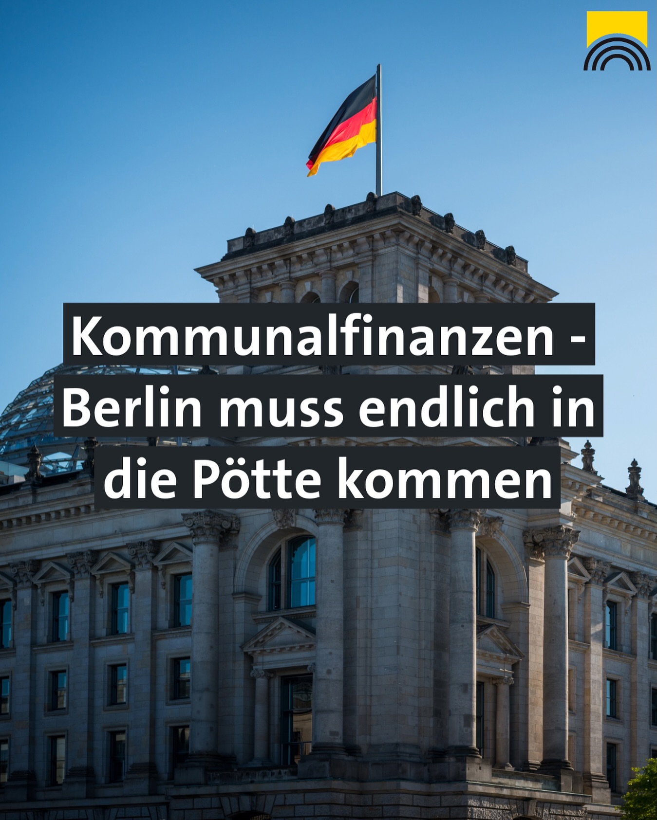 Dieser Alternativtext wurde KI-generiert: Ein Gebäude mit einer Kuppel ist im Bild zu sehen. Eine Flagge weht vor dem Gebäude, auf dem Text ist zu lesen.