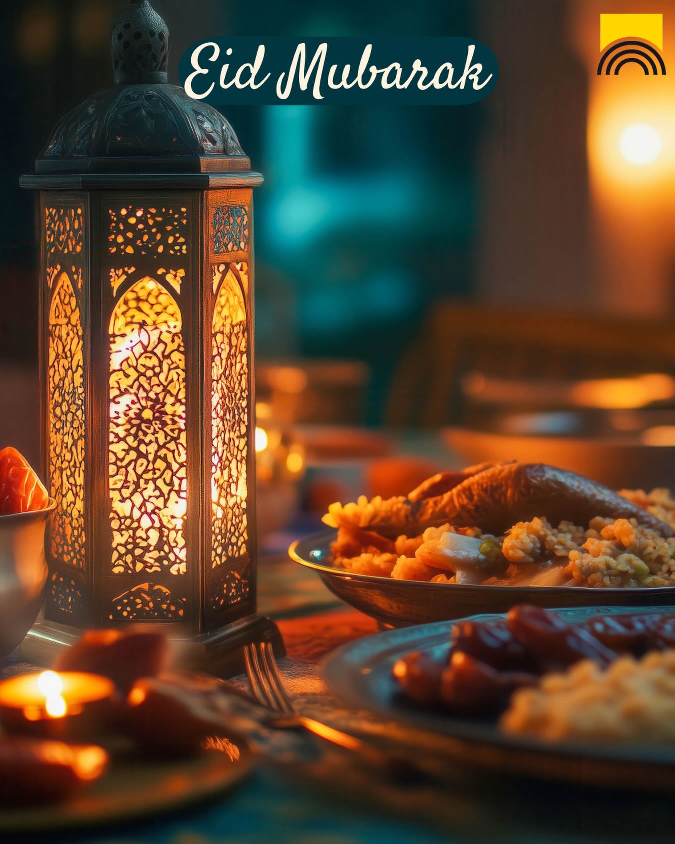 Dieser Alternativtext wurde KI-generiert: Ein dekorativer Laterne steht im Fokus, umgeben von Essen auf einem Tisch. Im Hintergrund sind verschwommene Lichter und warme Farben zu sehen.