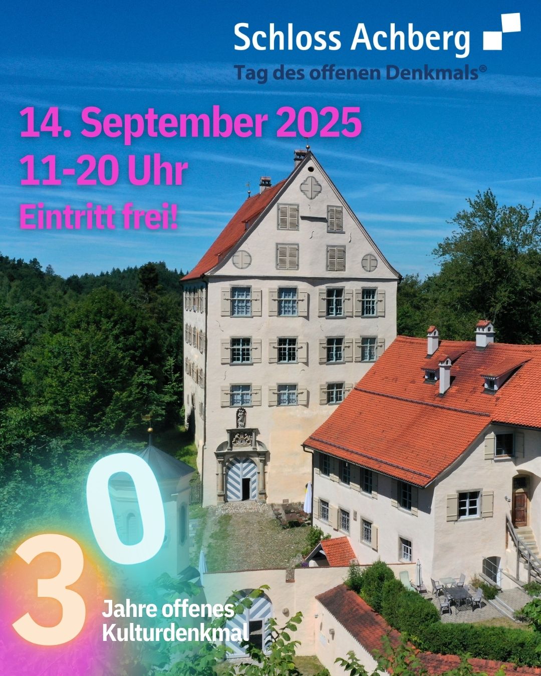 Dieser Alternativtext wurde KI-generiert: Ein farbiges Werbeplakat zeigt ein Schloss mit rotem Dach vor einer hügeligen Landschaft. Es bewirbt einen Tag der offenen Tür am 14. September 2025 und feiert 30 Jahre offenes Kulturerbe.