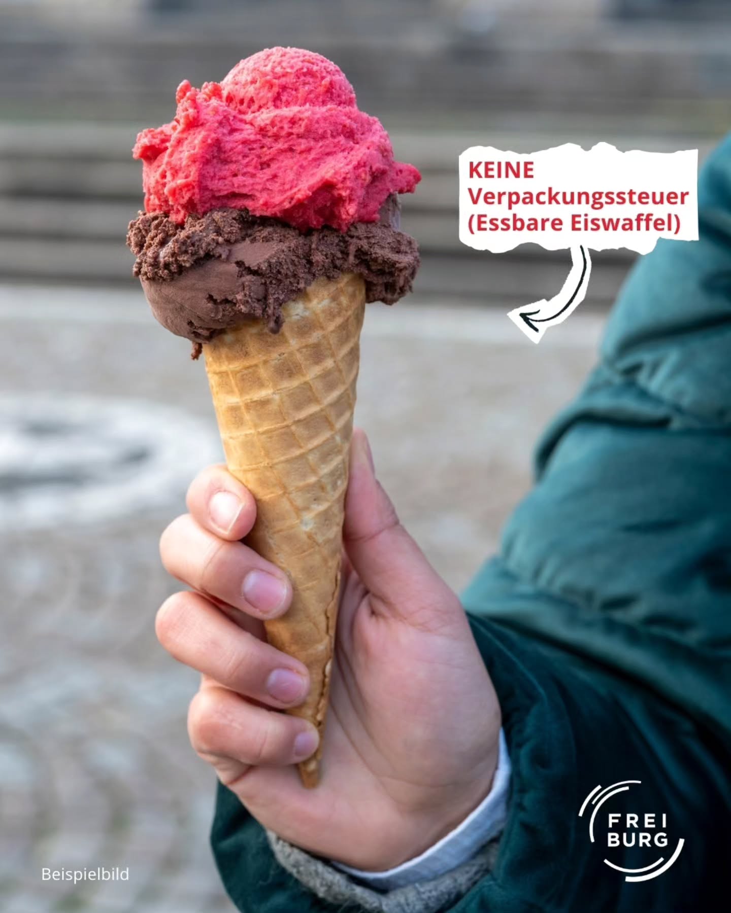 Dieser Alternativtext wurde KI-generiert: Ein Eis in einer Waffel wird von einer Hand gehalten. Ein Pfeil und Text weisen auf eine Steuerbefreiung für essbare Waffeln hin.