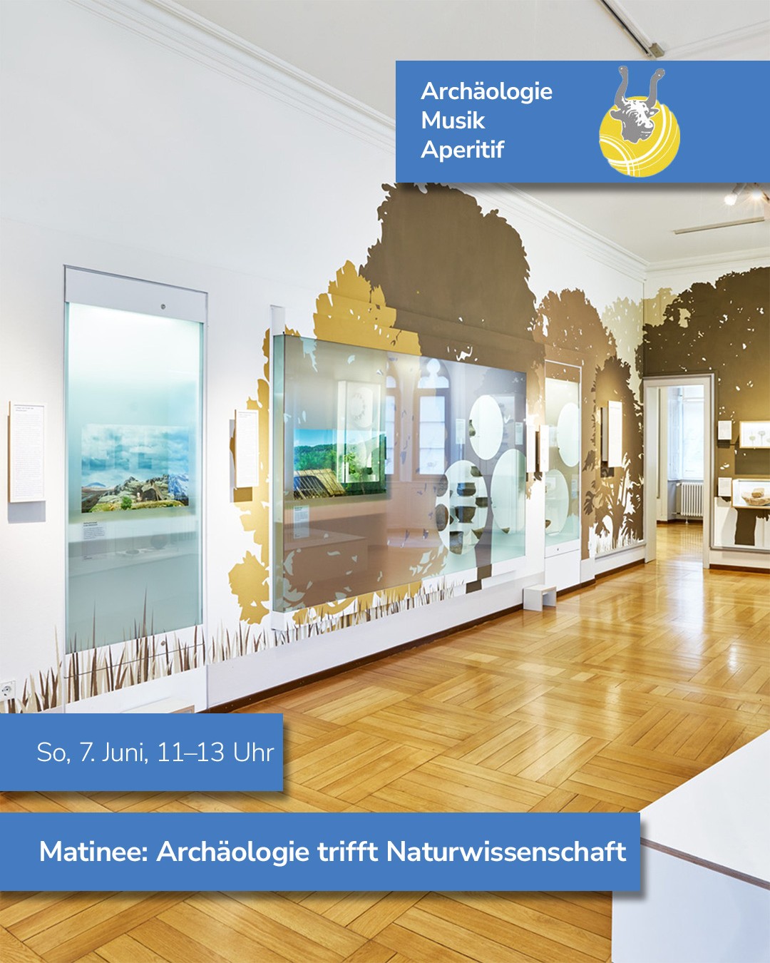 Innenaufnahme eines Museums mit Vitrinen, Wanddekorationen in Braun- und Goldtönen und Holzboden. Blaue Textfelder werben für eine Matinee am Sonntag, 7. Juni, 11–13 Uhr, mit den Themen Archäologie, Musik und Aperitif sowie „Archäologie trifft Naturwissenschaft“. (KI-Alternativtext)