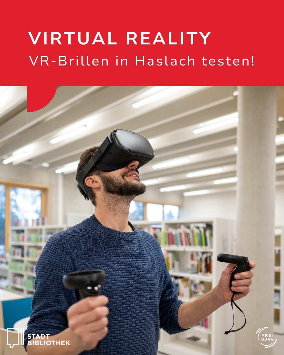 Dieser Alternativtext wurde KI-generiert: Eine Person trägt eine VR-Brille und hält Controller in den Händen. Im Hintergrund befindet sich ein Bibliotheksraum.