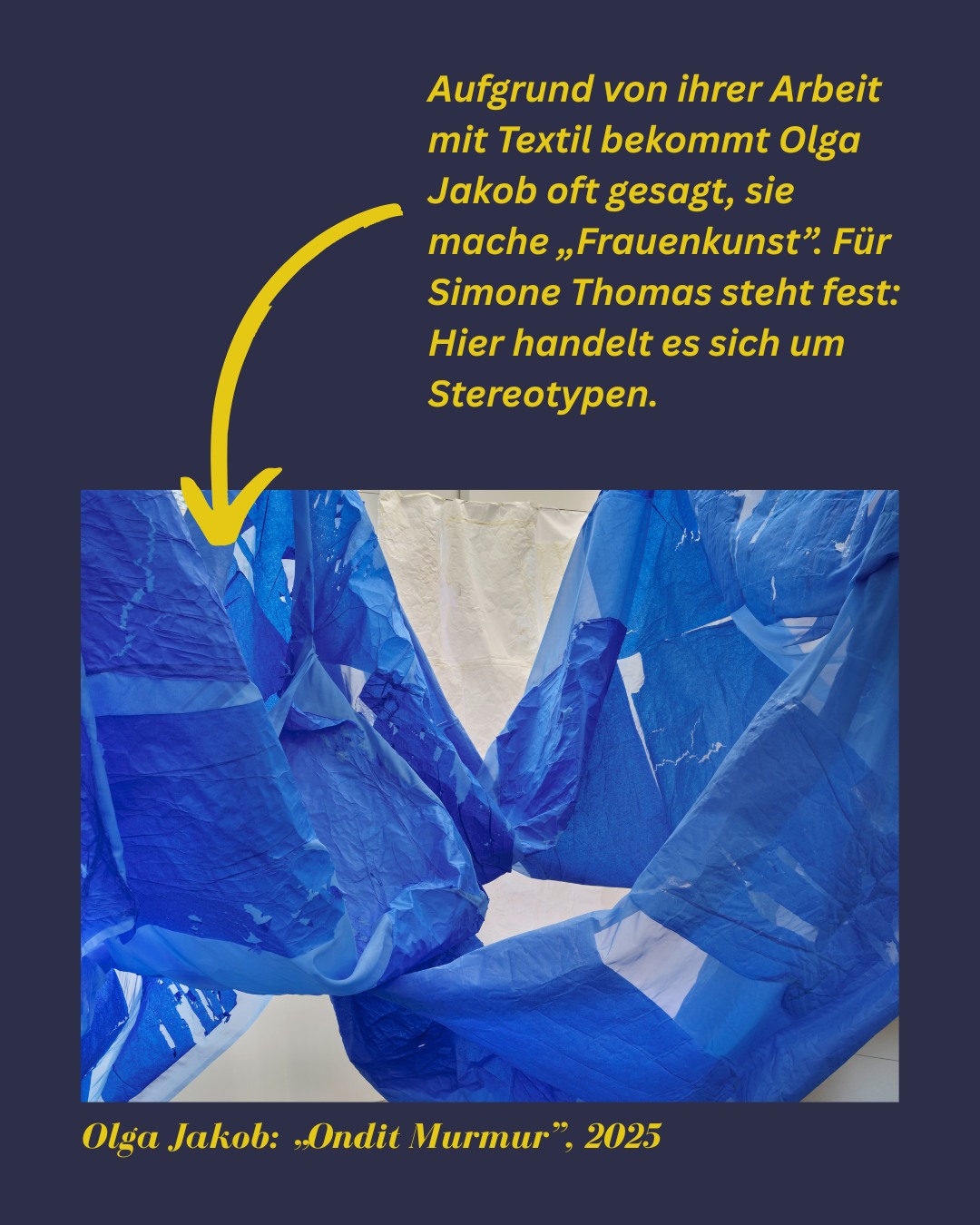 Dieser Alternativtext wurde KI-generiert: Ein abstraktes, überwiegend blaues Kunstwerk, möglicherweise eine Mischtechnik. Unten im Bild befindet sich ein Titelhinweis mit Jahreszahl.