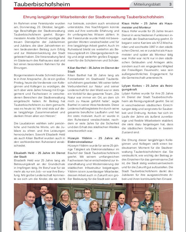 Dieser Alternativtext wurde KI-generiert: Schwarz-weißes Bild eines Stadtausschreibungsblattes mit Text über Ehrungen langer Dienstzeiten von Mitarbeitern. Es zeigt lokale Nachrichten und Jubiläen städtischer Angestellter.