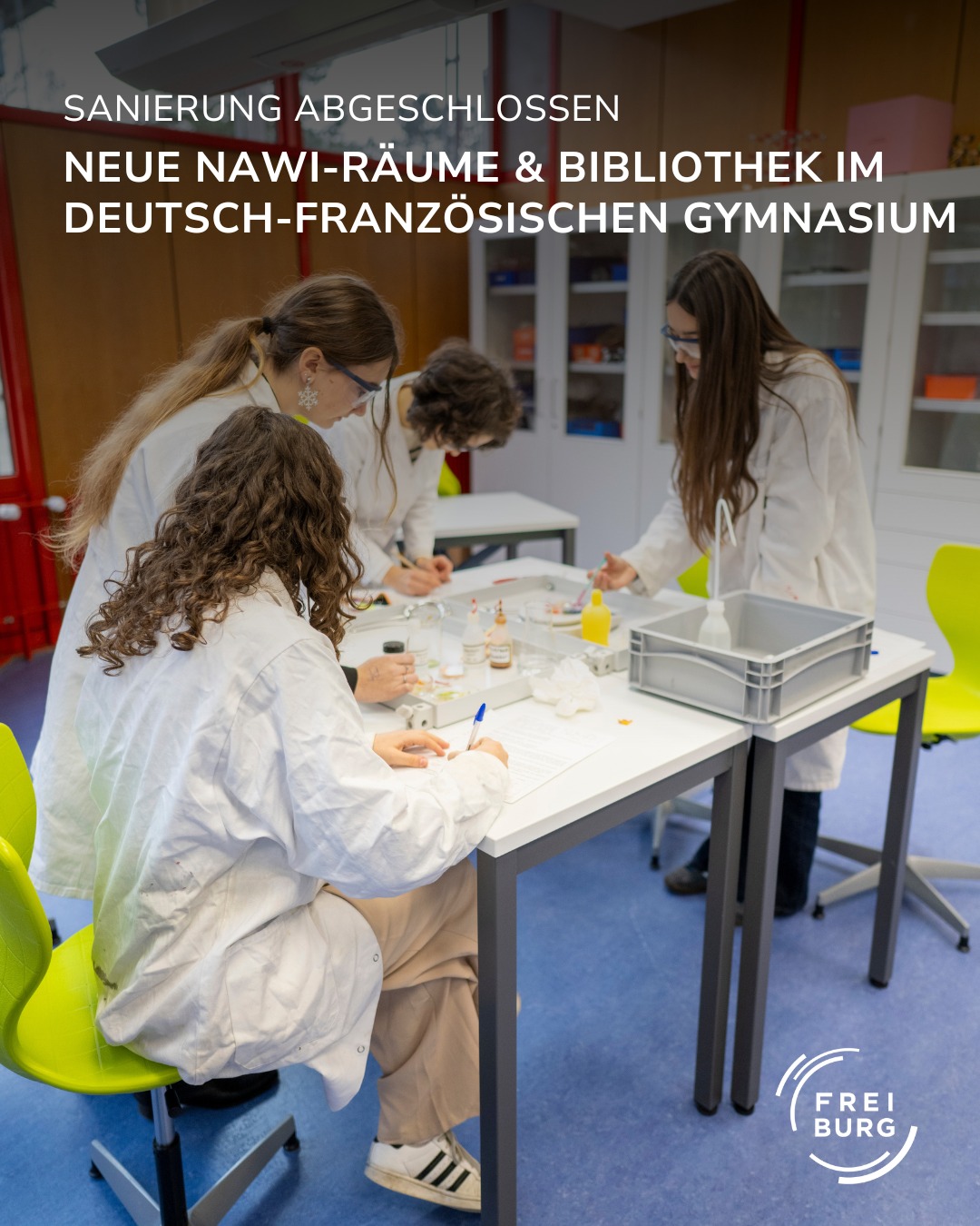 Dieser Alternativtext wurde KI-generiert: Eine Gruppe von Personen arbeitet in einem hellen Raum an einem Tisch. Sie scheinen sich in einer Bibliothek oder einem Labor zu befinden, möglicherweise im Rahmen einer Renovierung.