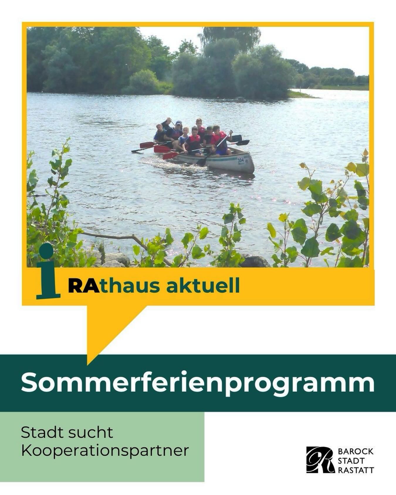 Dieser Alternativtext wurde KI-generiert: Ein Boot mit Personen fährt auf einem See. Im Vordergrund sind Büsche und Pflanzen zu sehen, darunter Text und Logos.