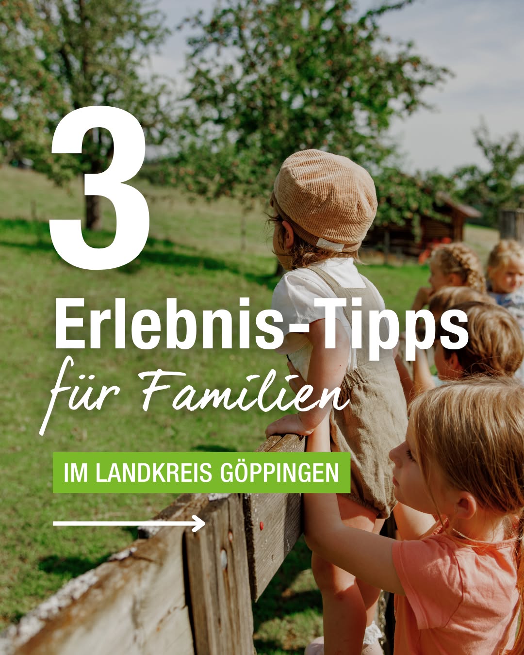 Dieser Alternativtext wurde KI-generiert: Ein Kind mit Kopfbedeckung blickt über einen Zaun in eine grüne Landschaft. Im Vordergrund steht eine große Zahl und Text, der auf Erlebnisse für Familien hinweist.