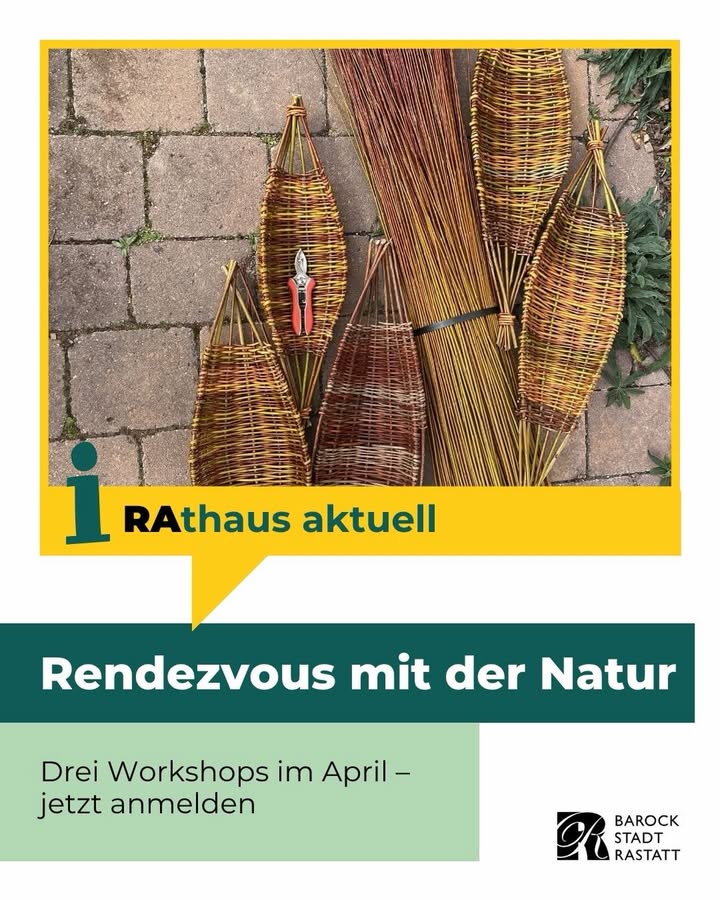 Dieser Alternativtext wurde KI-generiert: Ein Schwarz-Weiß-Foto zeigt mehrere geflochtene Körbe, die an einer Mauer lehnen. Unter dem Bild befindet sich Text, der Workshops im April bewirbt.