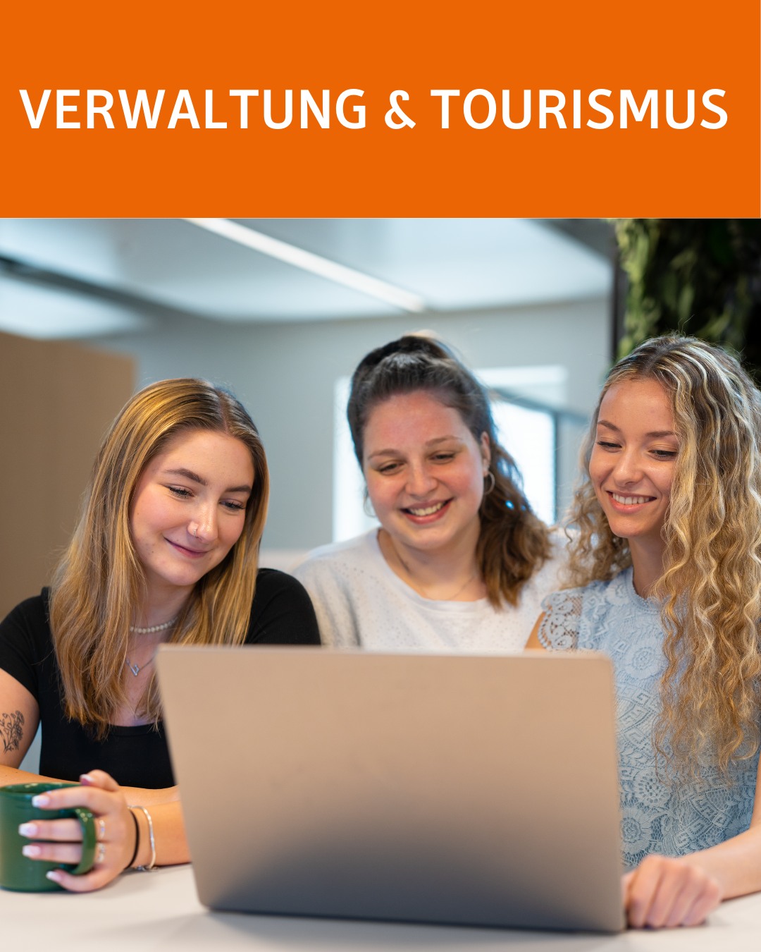 Dieser Alternativtext wurde KI-generiert: Mehrere Personen sitzen zusammen und schauen auf einen Laptop. Im Hintergrund ist ein helles Büro mit Pflanzen zu sehen.