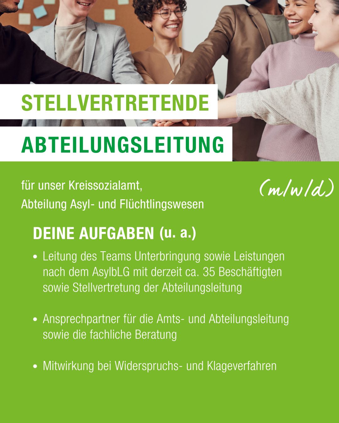 Dieser Alternativtext wurde KI-generiert: Ein Werbeplakat für eine offene Stelle als Abteilungsleitung im Kreissozialamt mit Informationen zu Aufgaben und Anforderungen. Das Plakat hat einen grünen Titelbereich und weiße Schrift auf beigem Hintergrund.