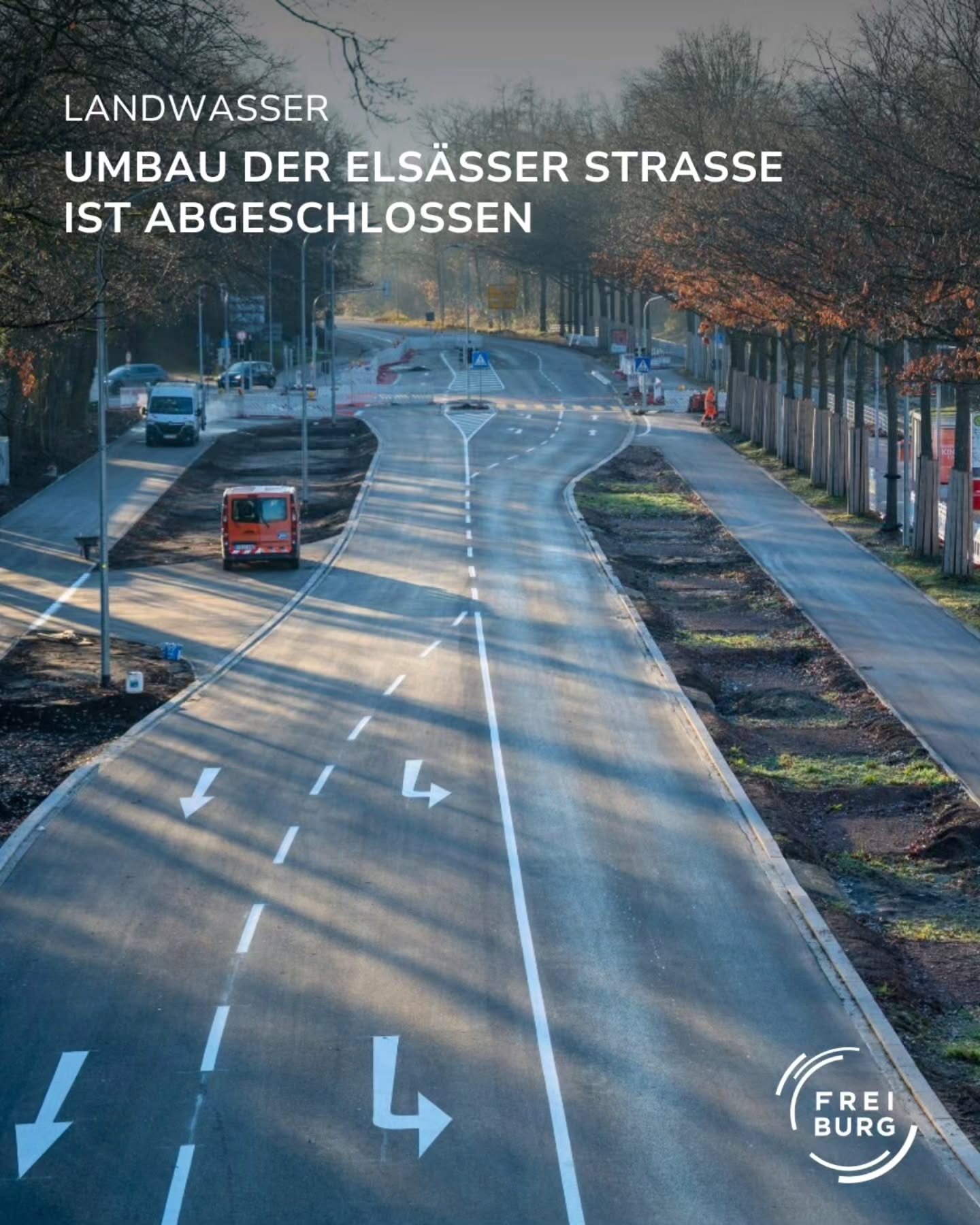 Dieser Alternativtext wurde KI-generiert: Eine Straße wird umgebaut, erkennbar an Absperrungen und Markierungen auf der Fahrbahn. Im Hintergrund sind Gebäude und Bäume zu sehen.