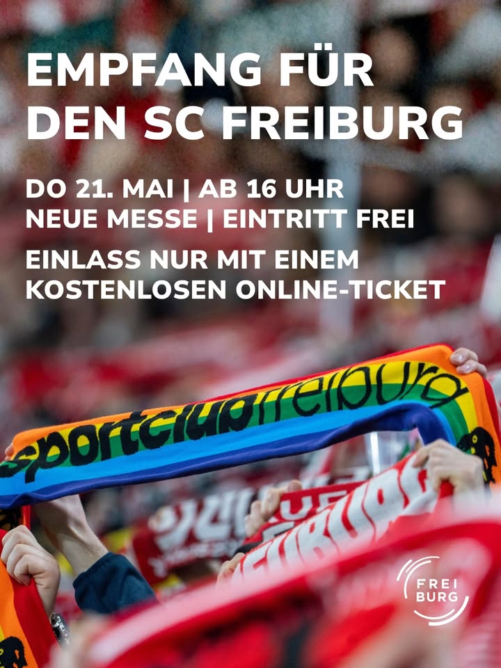 Empfang für den SC Freiburg am Donnerstag, 21. Mai, ab 16 Uhr auf der Neuen Messe; Eintritt frei, Zutritt nur mit kostenlosem Online-Ticket. Im Vordergrund werden mehrere Schals gehalten, darunter ein Regenbogen-Schal mit der Aufschrift „Sportclub Freiburg“. (KI-Alternativtext)