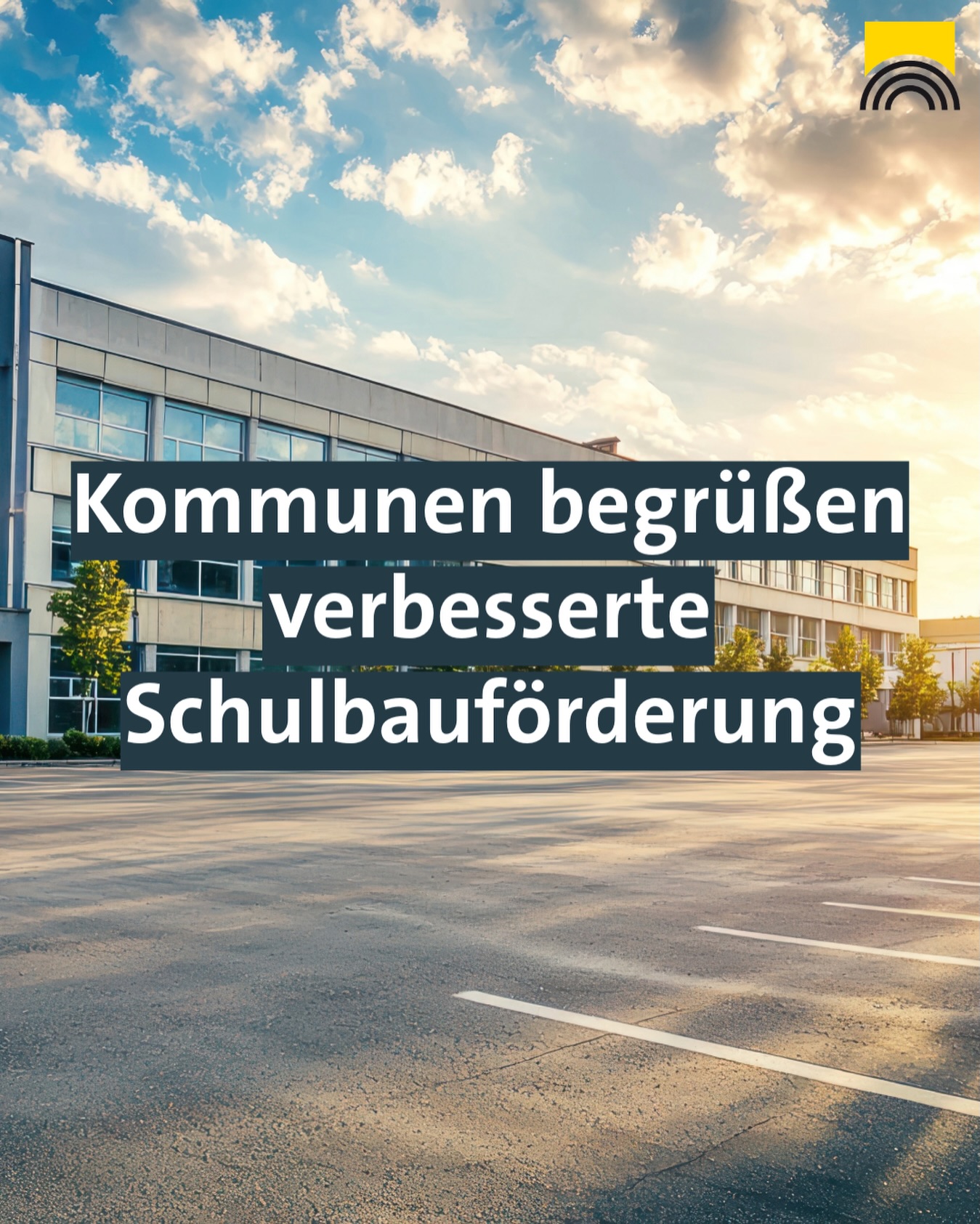 Dieser Alternativtext wurde KI-generiert: Ein niedriges Bürogebäude mit Bäumen im Vordergrund ist an einem sonnigen Tag zu sehen. Auf dem Bild befindet sich Text, der über eine verbesserte Schulbauförderung informiert.