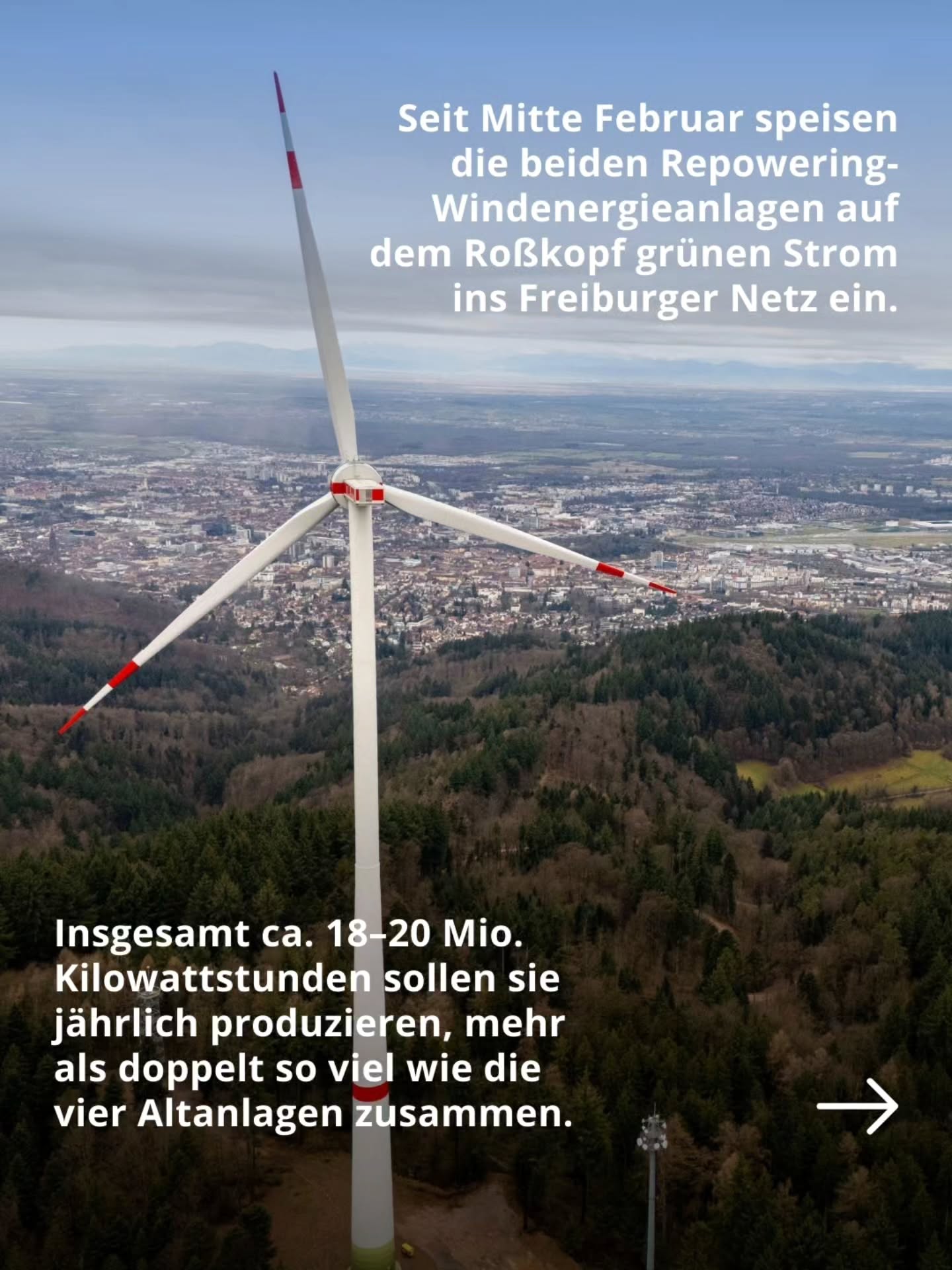 Dieser Alternativtext wurde KI-generiert: Eine Windkraftanlage steht im Vordergrund, im Hintergrund eine Stadtlandschaft. Das Bild ist farbig und enthält Textinformationen zum Thema erneuerbare Energien.