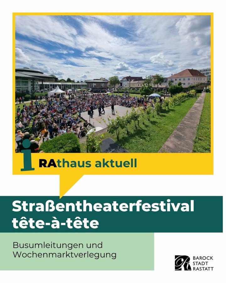 Große Menschenmenge sitzt im Freien auf Stühlen und schaut auf eine Bühne, im Hintergrund Gebäude und blauer Himmel mit Wolken. Darunter Text: „Rathaus aktuell – Straßentheaterfestival tête-à-tête – Busumleitungen und Wochenmarktverlegung“ sowie Logo der Stadt Rastatt. (KI-Alternativtext)