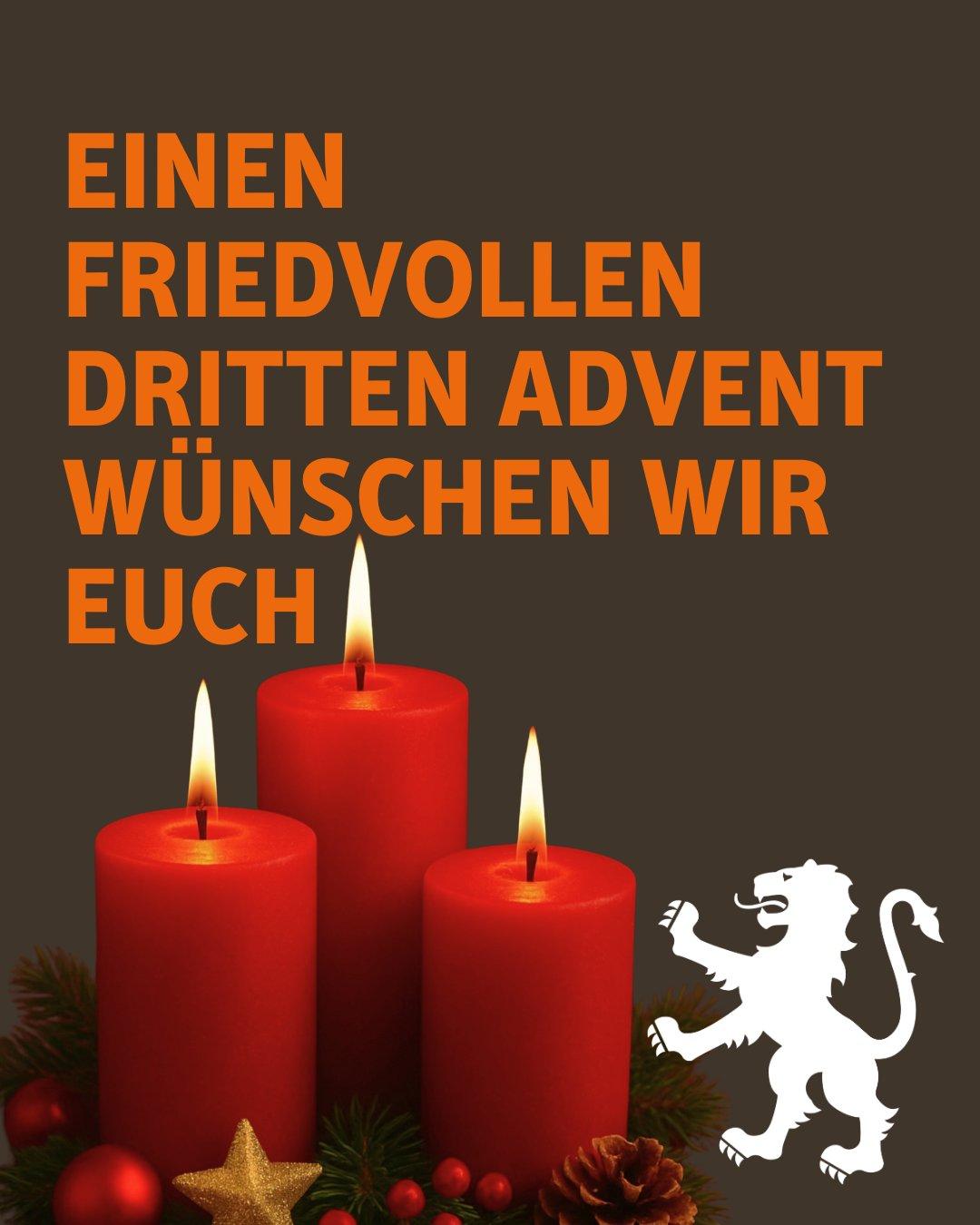 zu sehen sind drei brennende rote Kerzen. Daneben ist der Landkreis-Löwe abgebildet. Bildtext: einen friedvollen dritten Advent wünschen wir euch.