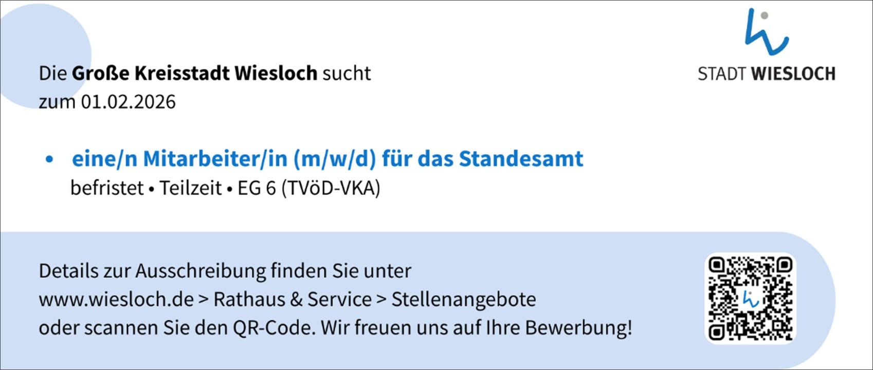 Dieser Alternativtext wurde KI-generiert: Einfarbiges blaues Werbeplakat für eine Stellenanzeige des Standesamtes. Ein QR-Code verlinkt zu weiteren Informationen.