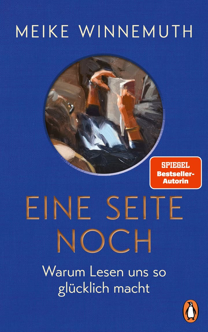 Buchcover mit blauem Hintergrund und dem Namen Meike Winnemuth oben. Zentral ist ein rundes Gemälde einer Person mit Kopfbedeckung, die ein Buch liest, rechts daneben ein orangefarbenes Schild mit der Aufschrift SPIEGEL Bestseller-Autorin. Darunter steht der Titel EINE SEITE NOCH in Gold und der Untertitel Warum Lesen uns so glücklich macht, unten rechts das Logo des Penguin Verlags. (KI-Alternativtext)