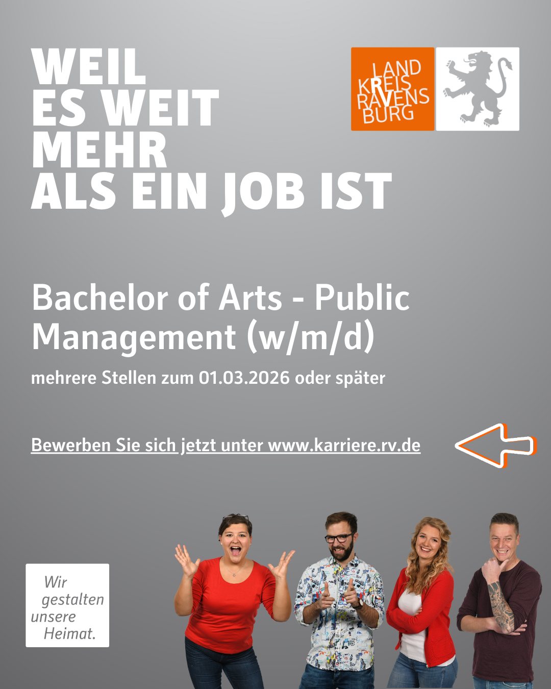 Ein Werbeplakat für ein Studium im Bereich Public Management. Es zeigt eine Gruppe von Menschen, die lächeln und sich gegenseitig umarmen.