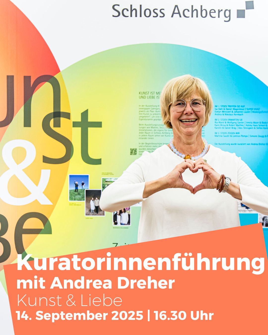 Dieser Alternativtext wurde KI-generiert: Ein farbenfrohes Plakat kündigt eine Führung an. Im Vordergrund steht eine lächelnde Person, die mit den Händen ein Herz formt.