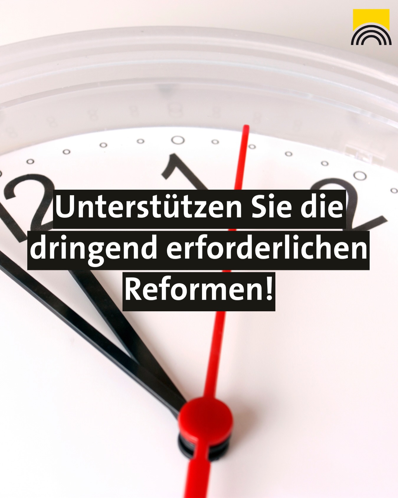 Dieser Alternativtext wurde KI-generiert: Nahaufnahme einer Uhr mit roten Zeigern. Auf dem Zifferblatt befindet sich ein Text, der zu Unterstützung auffordert.