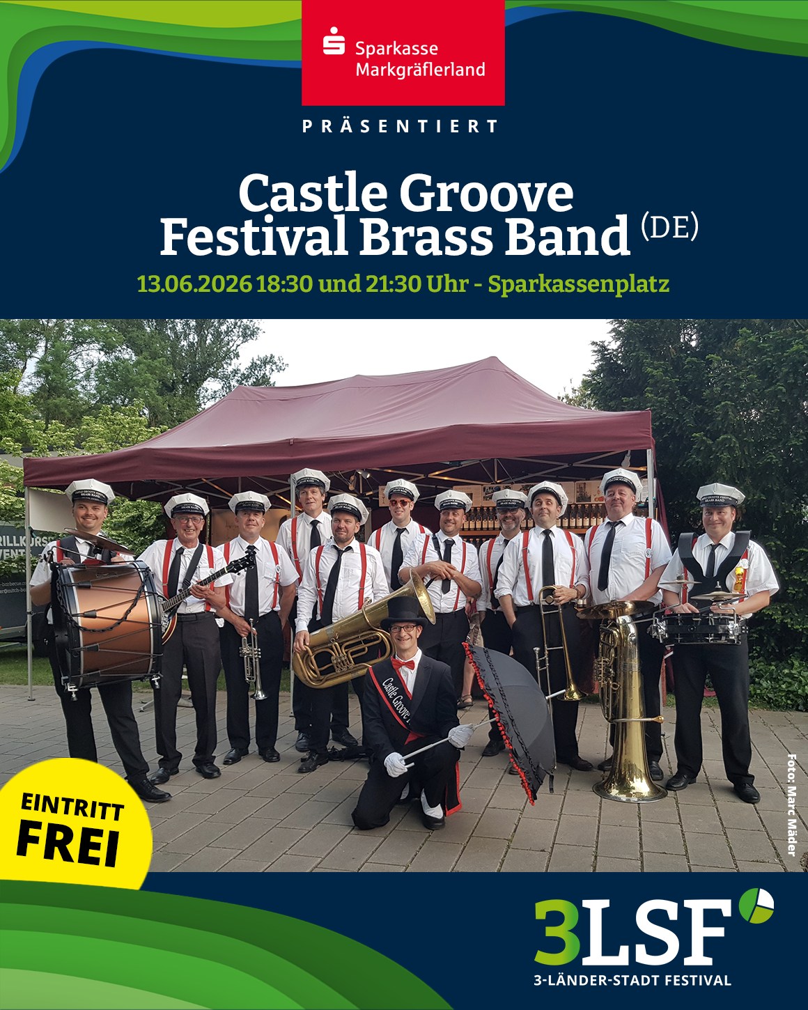 Plakat für das 3-Länder-Stadt-Festival: Die Castle Groove Festival Brass Band (DE) tritt am 13.06.2026 um 18:30 und 21:30 Uhr auf dem Sparkassenplatz auf, Eintritt frei. Oben das Logo der Sparkasse Markgräflerland, unten das Festival-Logo 3LSF. Im Bild posiert die Band in Uniform vor einem Zelt mit ihren Instrumenten, eine Person kniet vorn mit Regenschirm. (KI-Alternativtext)