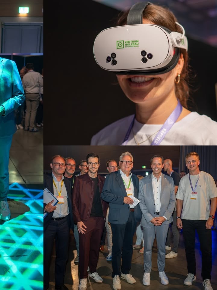Eine Person trägt eine weiße VR-Brille mit dem Logo "ZENTRUM HOLZBAU SCHWEIZ" und lächelt. Darunter steht eine Gruppe von Personen nebeneinander, die Akkreditierungsbanderolen tragen. Links ist eine Person in einem blauen Anzug auf einem Boden mit blauem geometrischem Lichtmuster zu sehen. (KI-Alternativtext)