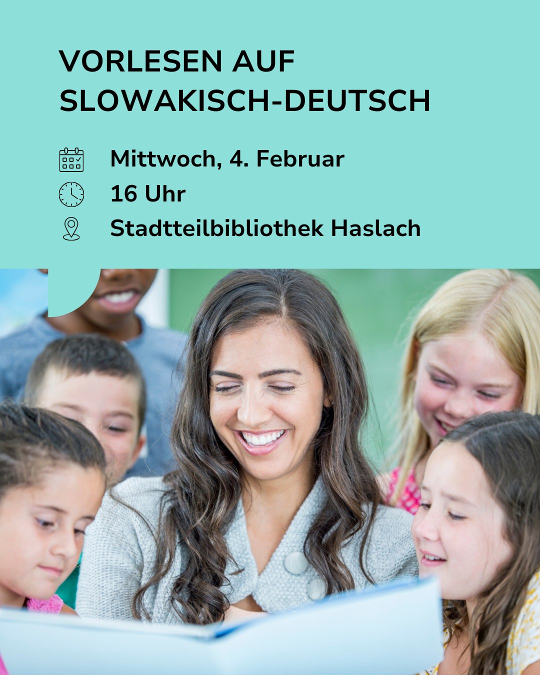 Dieser Alternativtext wurde KI-generiert: Eine farbenfrohe Grafik kündigt eine Vorlesestunde an. Mehrere Personen lächeln in die Kamera, während im Vordergrund ein Buch geöffnet liegt.