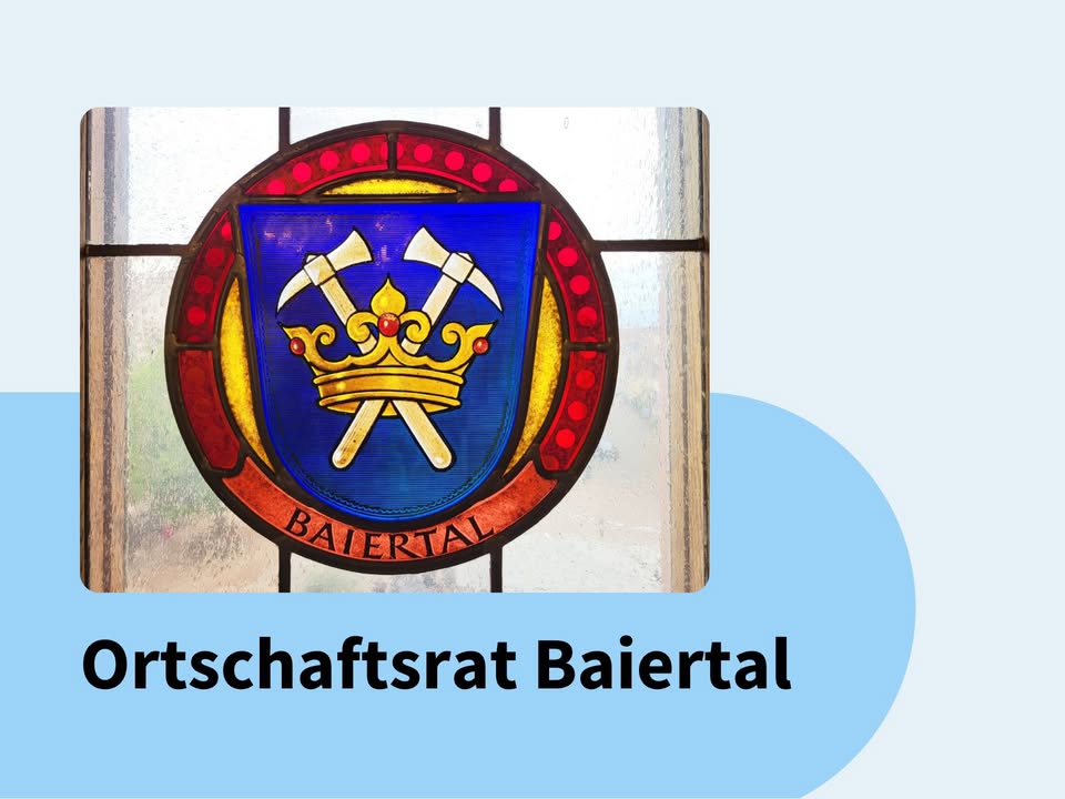 Dieser Alternativtext wurde KI-generiert: Es zeigt ein farbiges Wappen in einem Fensterrahmen. Darunter befindet sich ein Text, der auf eine Gemeinde oder einen Rat hinweist.