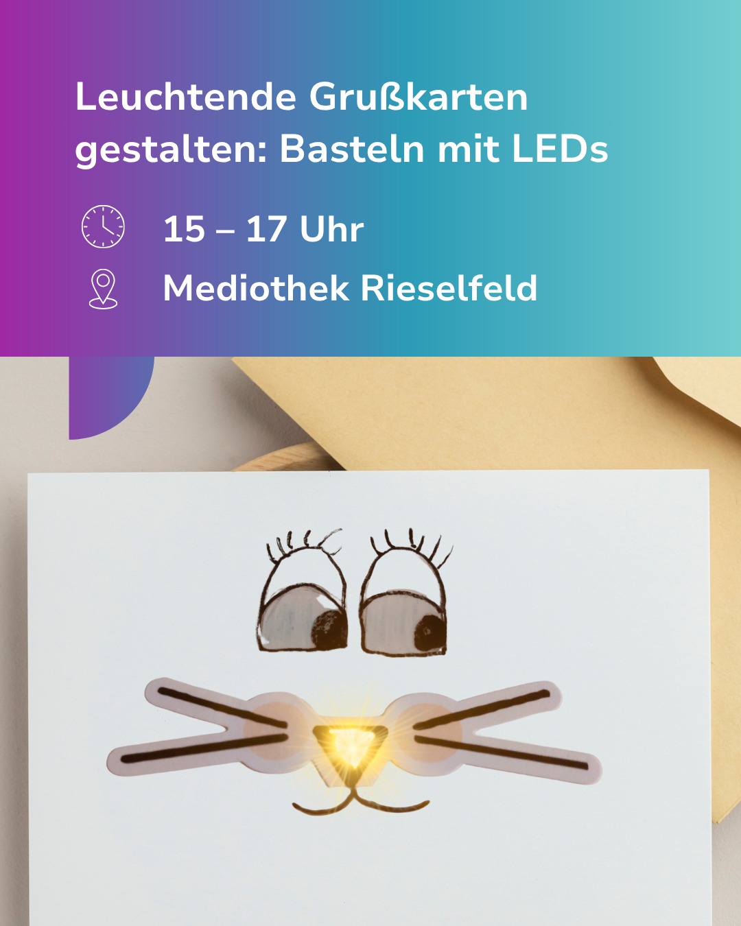 Dieser Alternativtext wurde KI-generiert: Eine Ankündigung für einen Bastelkurs, bei dem leuchtende Grußkarten gestaltet werden. Unterhalb des Textes ist ein Bild einer unfertigen Bastelarbeit zu sehen.