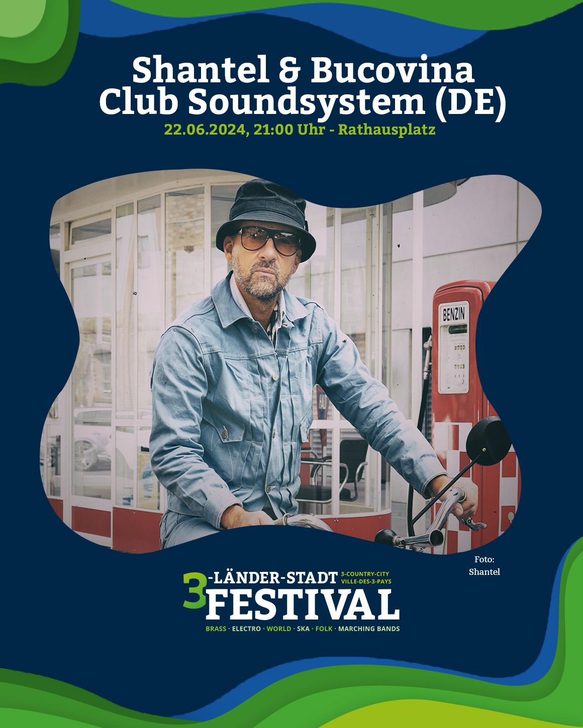 Festival-Plakat: Eine Person sitzt auf einem Fahrrad vor einer Tankstelle.  Das Plakat bewirbt ein Musikfestival mit verschiedenen Musikgenres.