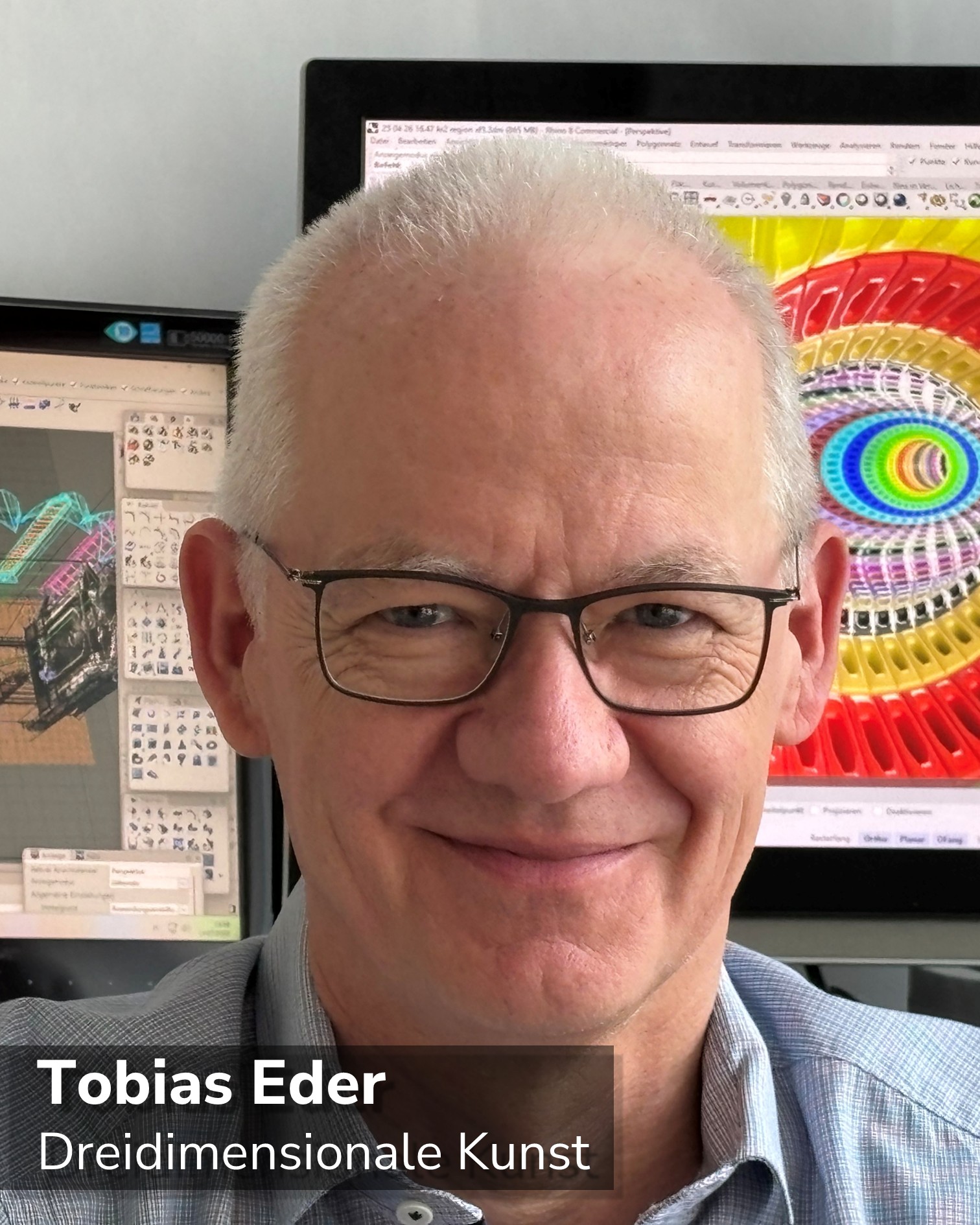 Dieser Alternativtext wurde KI-generiert: Ein Porträt einer Person mit Brille, die in die Kamera schaut. Im Hintergrund sind Computerbildschirme mit verschiedenen Grafiken und Diagrammen zu sehen.