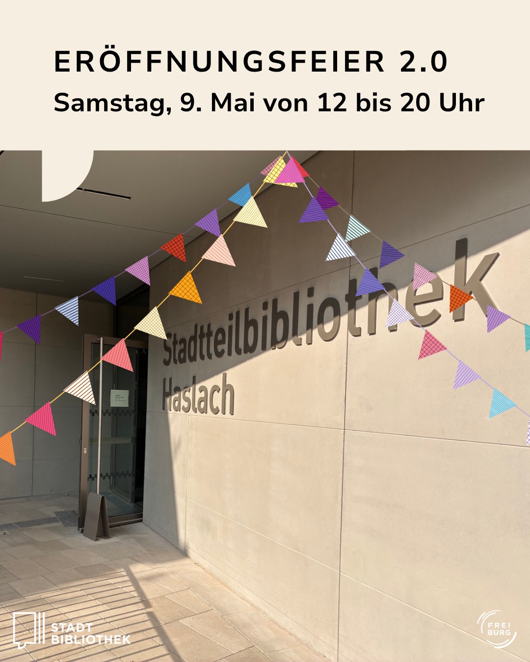 Dieser Alternativtext wurde KI-generiert: Ein Gebäude mit einem architektonisch gestalteten Eingangsbereich, der mit bunten Flaggen geschmückt ist.  Das Bild zeigt eine Ankündigung für eine Eröffnungsfeier am 9. Mai.