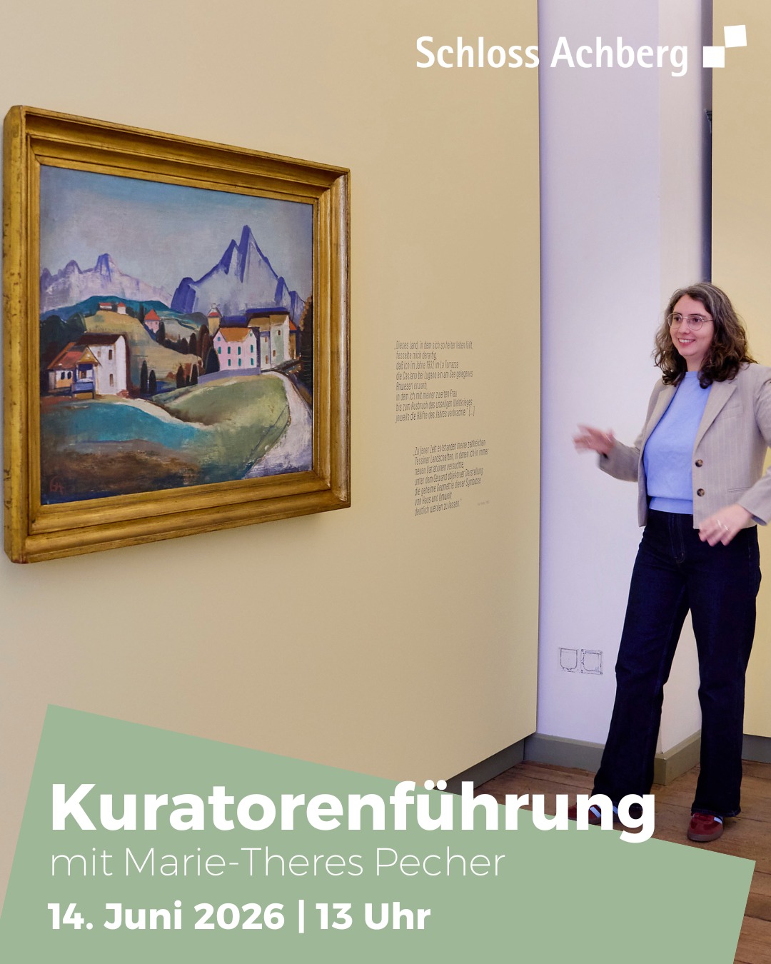 Eine Person mit Brille und Kopfbedeckung steht im Schloss Achberg neben einem Gemälde mit Berglandschaft und Häusern, daneben Texttafeln. Im Vordergrund Werbung für eine Kuratorenführung am 14. Juni 2026 um 13 Uhr mit Marie-Theres Pecher. (KI-Alternativtext)