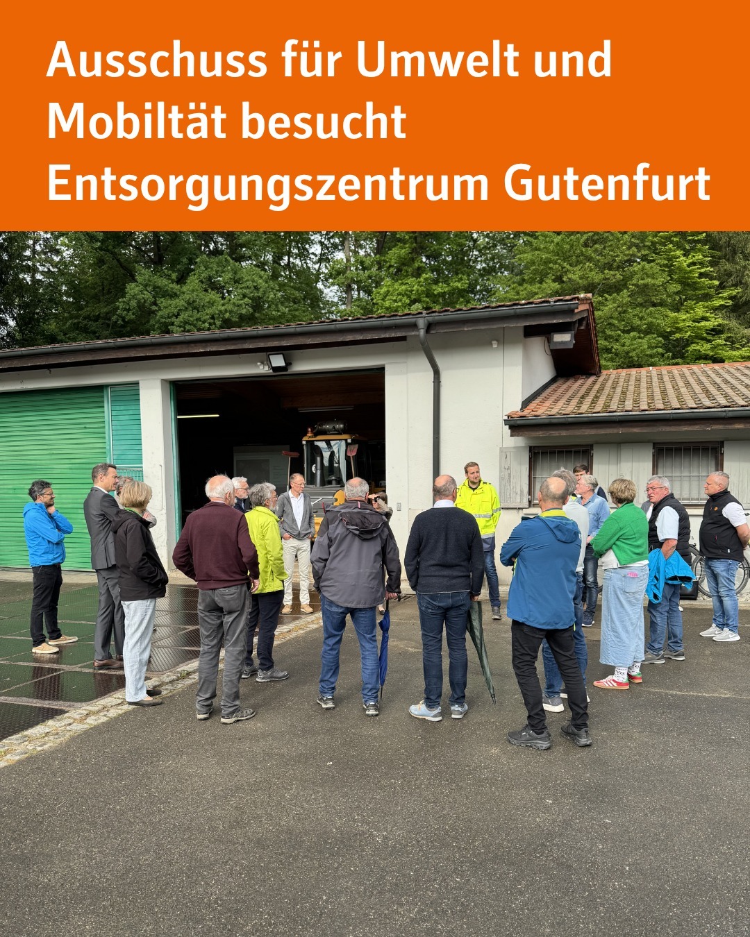 Zu sehen sind die Ausschussmitglieder, die sich gerade einen Vortrag anhören. Bildtext: Ausschuss für Umwelt und Mobilität besucht Entsorgungszentrum Gutenfurt.
