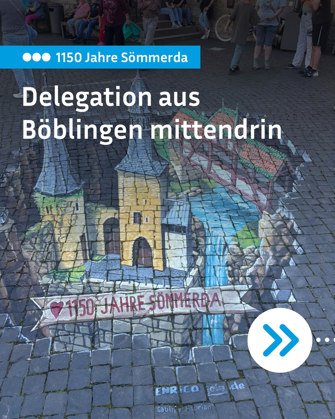 Straßenbild mit großem Kreidemosaik auf Kopfsteinpflaster, das eine Burg, Brücke und Wasserfall zeigt; darüber Text „Delegation aus Böblingen mittendrin“ und „1150 Jahre Sömmerda“, darunter ein Herz und Namenssignatur. Im Hintergrund Menschen auf einer Treppe. (KI-Alternativtext)