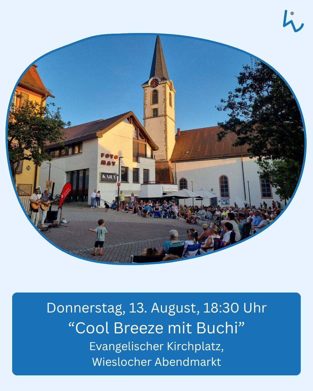 Auf einem Platz vor einer Kirche spielen zwei Musiker Gitarren vor einem sitzenden Publikum, während ein Kind im Vordergrund steht. Ein blauer Textbereich unten enthält die Eventinformationen: Donnerstag, 13. August, 18:30 Uhr, „Cool Breeze mit Buchi“, Evangelischer Kirchplatz, Wieslocher Abendmarkt. (KI-Alternativtext)